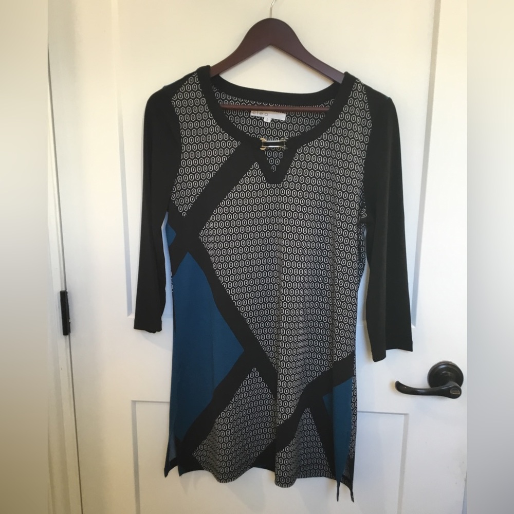 Cleo long top, medium. Geometric design pattern.